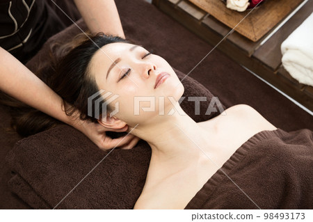 一位女士正在接受頸部按摩。 一位女士正在接受頸部按摩。 98493173
