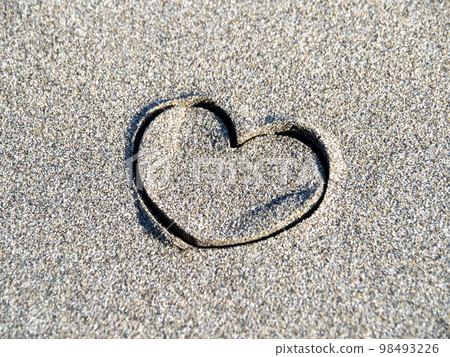 沙灘上的心形標記。 98493226