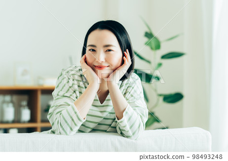 年輕女子在客廳放鬆 年輕女子在客廳放鬆 98493248