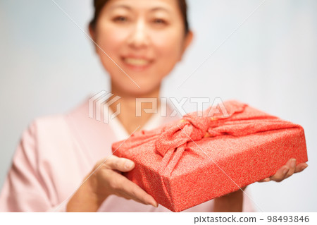 拿著包裹布的和服的婦女 98493846