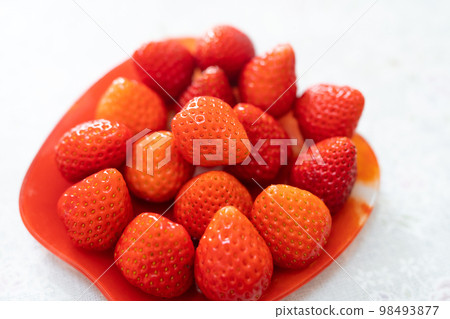 盤子裡的草莓 盤子裡的草莓 98493877