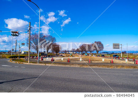 努力增加主幹道上的車道數量 國道 17 號上部道路交叉口向下方向 2022.12 Bottom a-2 高飽和度 努力增加主幹道上的車道數量 國道 17 號上部道路交叉口向下方向 2022.12 Bottom a-2 高飽和度 98494045