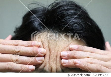 man doing scalp massage 98494235