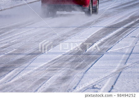雪路，壓實的雪，冰燒，冬季彩色圖像（Hiruzen Kogen） 98494252