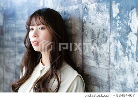 A woman with trouble 98494407