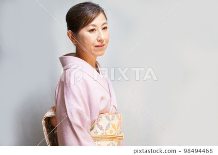 穿著和服微笑的中年婦女 穿著和服微笑的中年婦女 98494468