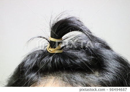 頭髮紮起來的人的特寫 98494687