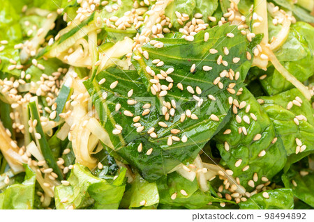 紫蘇葉和生菜沙拉的特寫鏡頭。 98494892