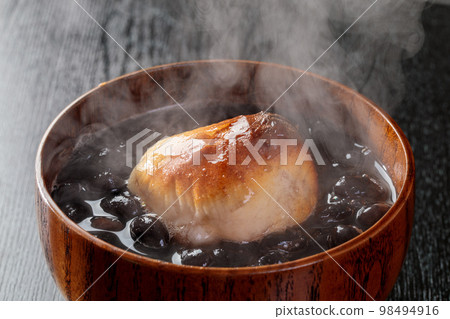 Zenzai with mochi steaming up 98494916