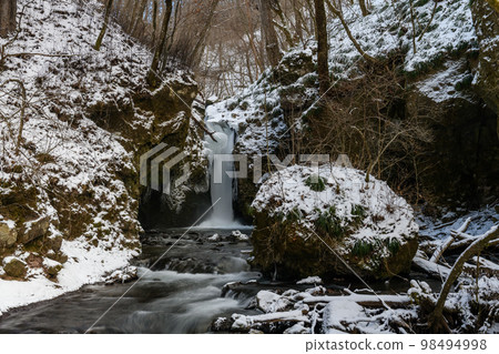 Snowscape of Ryugaeshi Falls, Karuizawa (Nagano Prefecture) 98494998