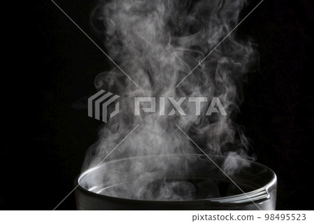 蒸汽的合成材料 在鍋中烹飪的蒸汽圖像 98495523