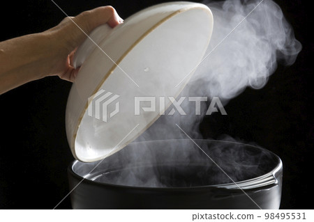 蒸汽的合成材料 在鍋中烹飪的蒸汽圖像 98495531