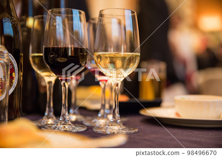 wine on the party table 98496670