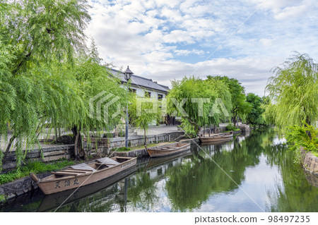 晴天的岡山縣倉敷市 倉敷美觀地區 觀光河船和美觀地區的街景 98497235