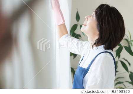 中間女人擦窗戶 98498530