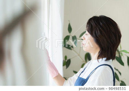 中間女人擦窗戶 98498531