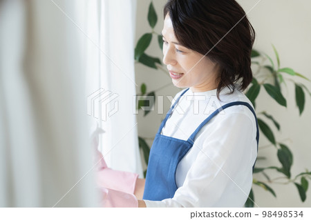 中間女人擦窗戶 98498534