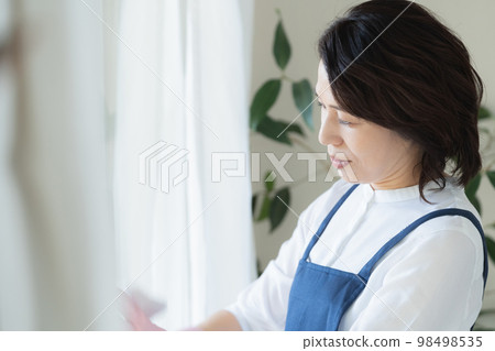 中間女人擦窗戶 98498535