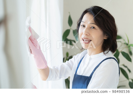 中間女人擦窗戶 98498536