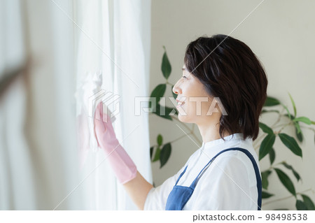 中間女人擦窗戶 98498538