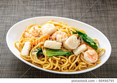 Seafood fried noodles. 98498795