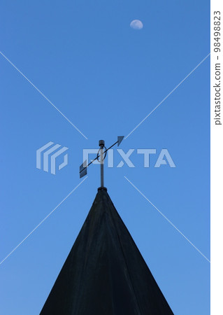 月亮從風車的三角形屋頂升起（男木之森公園*富山縣高岡市） 98498823