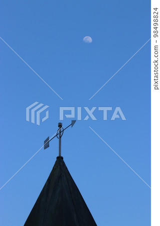 月亮從風車的三角形屋頂升起(男木之森公園*富山縣高岡市) 月亮從風車的三角形屋頂升起(男木之森公園*富山縣高岡市) 98498824
