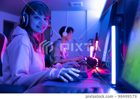 在黑暗的房間裡享受遊戲 98499579