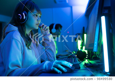 enjoy the game in a dark room 98499580