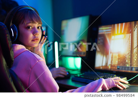 play games in the room 98499584