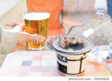 在木炭火盆上烤的生啤酒和烤雞肉串 在木炭火盆上烤的生啤酒和烤雞肉串 98499600