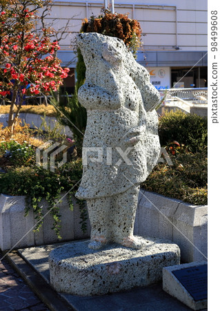 Gyoza statue at the west exit of JR Utsunomiya Station 98499608