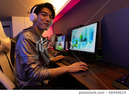 play games in the room 98499624