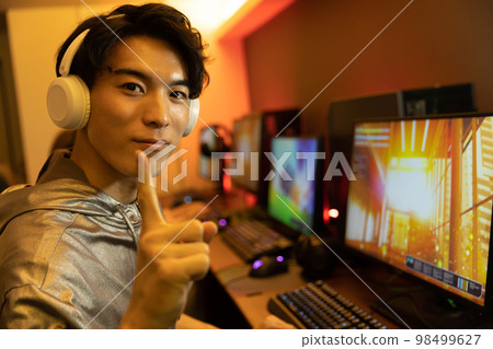 play games in the room 98499627