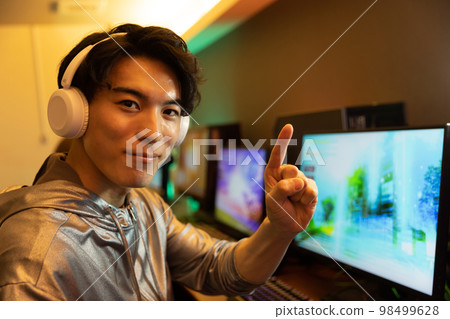 play games in the room 98499628