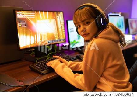 play games in the room 98499634