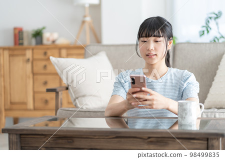 在客廳裡看smaho的學校女孩 在客廳裡看smaho的學校女孩 98499835