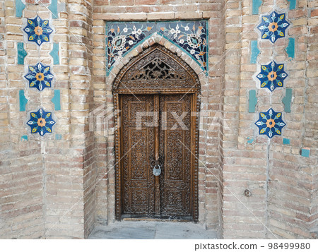Beautiful, vintage door with a metal handle 98499980