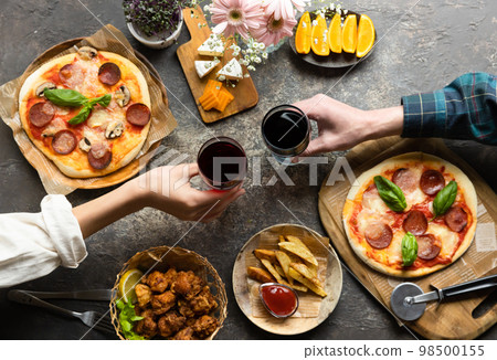 enjoy lunch and drinks 98500155