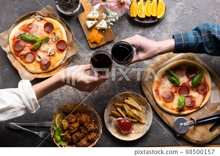 享用午餐和飲料 98500157