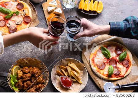 享用午餐和飲料 98500268