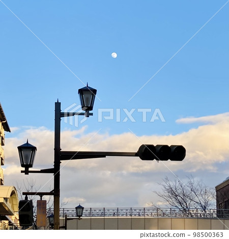 月亮、雲彩、路燈和已經消失的紅綠燈 月亮、雲彩、路燈和已經消失的紅綠燈 98500363