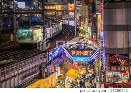 東京市容日本電暈不幸,但沒有行動限制。 Ameyoko 像電暈災難之前一樣熙熙攘攘...... 東京市容日本電暈不幸,但沒有行動限制。 Ameyoko 像電暈災難之前一樣熙熙攘攘...... 98500542