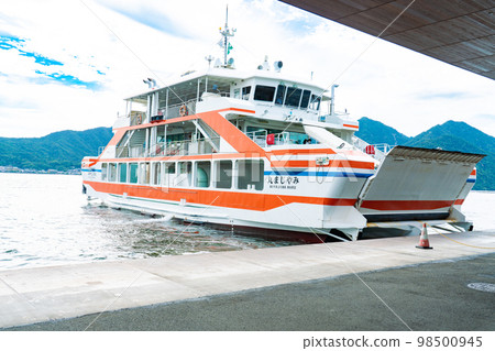 停靠在宮島口渡輪碼頭的廣島縣廿日市市宮島丸2號 98500945
