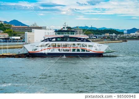 Itsuki docked at the Miyajimaguchi ferry terminal in Hatsukaichi City, Hiroshima Prefecture 98500948