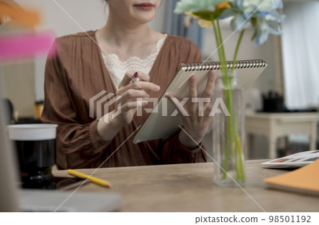 女性創作者形象 98501192