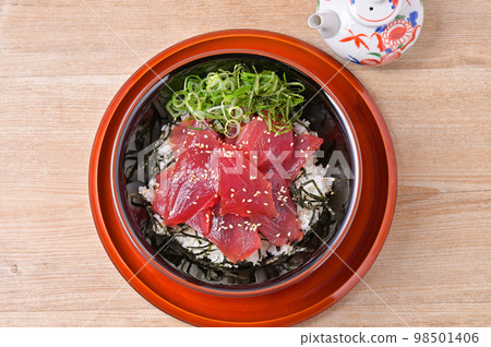 Tekka don, bigeye tuna tekka don, tuna don, tuna don, tuna don, pickled don, zuke don。用醬油醃製的金槍魚。 Tekka don, bigeye tuna tekka don, tuna don, tuna don, tuna don, pickled don, zuke don。用醬油醃製的金槍魚。 98501406