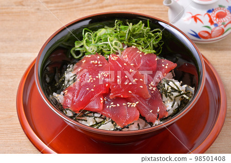 Tekka don, bigeye tuna tekka don, tuna don, tuna don, tuna don, pickled don, zuke don. Tuna marinated in soy sauce. 98501408