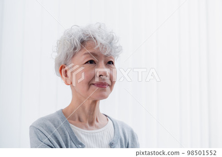 A senior woman who lives lively with a smile 98501552