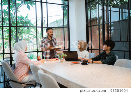 smart asian young people studying together with a laptop 98501604